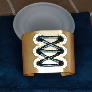 Gold blacelet with leather details